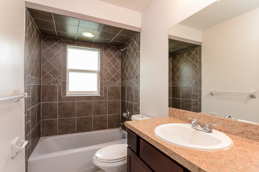 Building Photo - 619 Butternut Pl