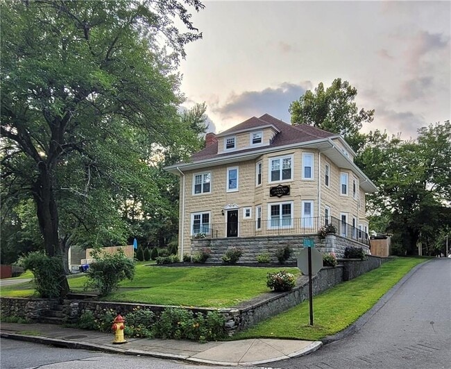 Building Photo - 141 Bourne Ave