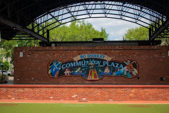 Building Photo - NOW LEASING FOR FALL 2026