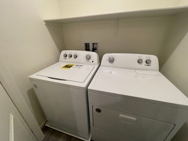 Building Photo - Beautiful Townhome In Henderson