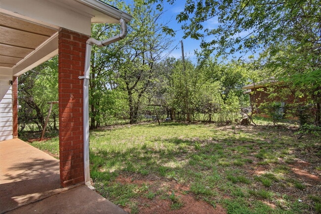 Building Photo - 846 Marilyn St