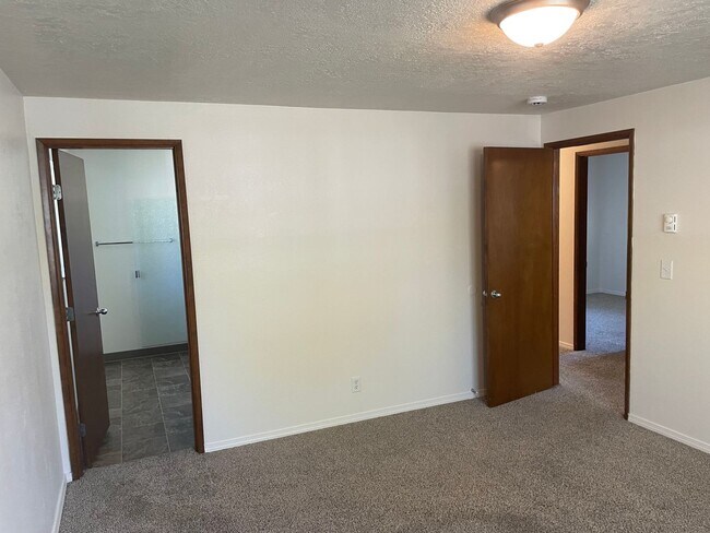 Building Photo - 3 bed 2 bath house in South Salem!