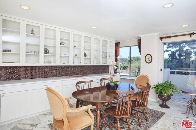 Building Photo - 865 Comstock Ave