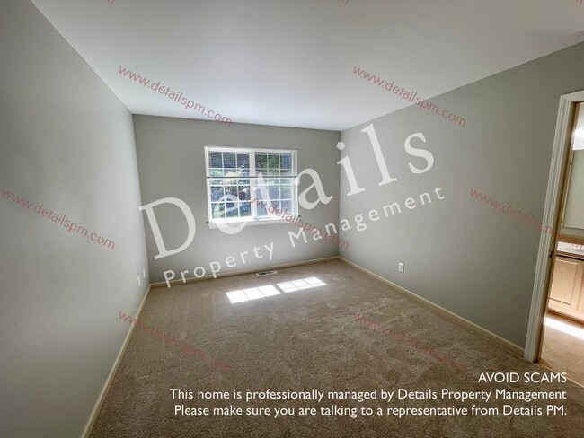 Building Photo - **COMING SOON** 3 BR bedroom Silverdale Townhouse