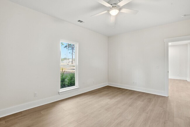 Building Photo - Spacious 3 Bedroom Home with Bonus Suite i...