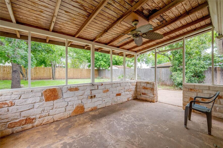 Building Photo - 908 Spring Tree St