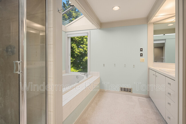 Building Photo - 10837 Bill Point Bluff NE