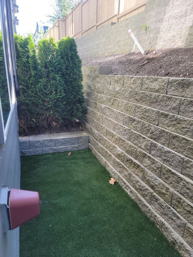 Building Photo - Stunning Tri Level 3/2.5 Townhome in the G...