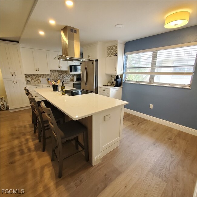 Building Photo - 828 Victoria Dr