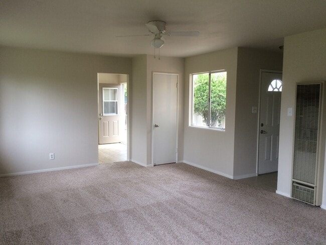Building Photo - 3 BEDROOM HOUSE! APPLY NOW!!