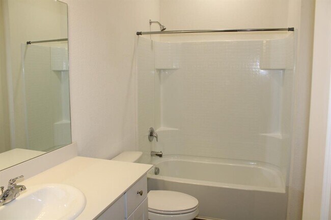 Building Photo - 748 Crestridge Dr