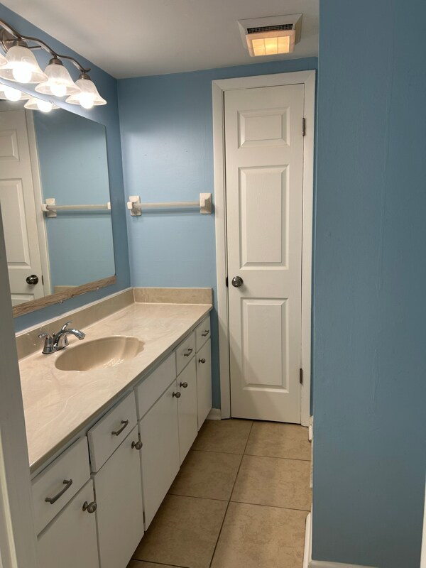 Building Photo - 3824 Saxon Dr