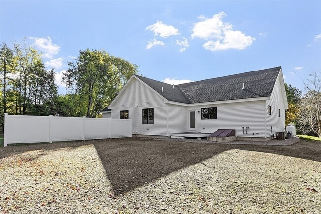 Building Photo - 18 Buttonwood Pl