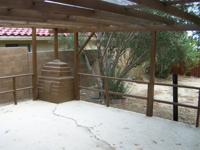 Building Photo - 2 Bed +1 Bath SINGLE FAMILY HOME + HUGE ba...