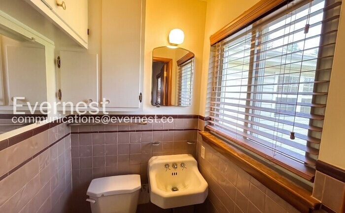 Building Photo - 1407 Cloverdale Cir
