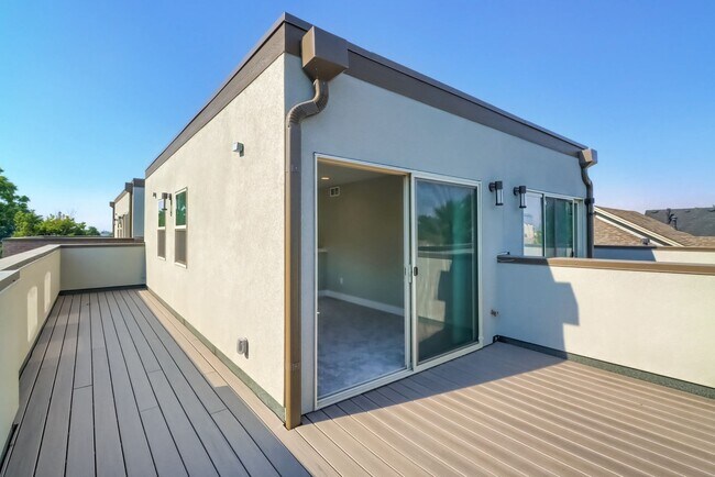 Building Photo - 3 bedroom Townhome + 2 Large Flex Spaces &...