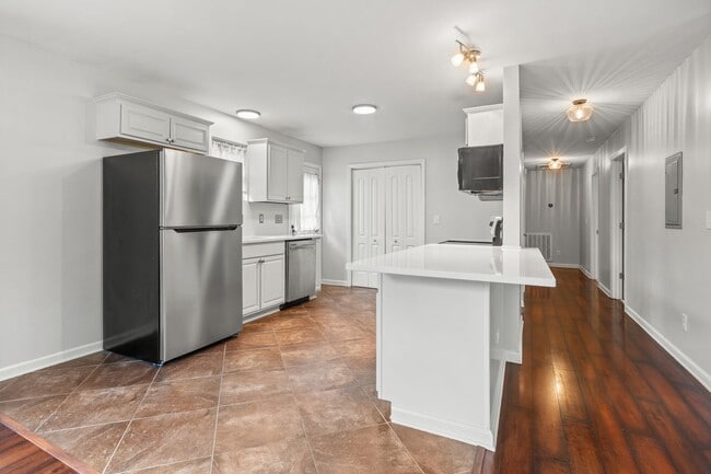 Building Photo - 2432 Adlai St