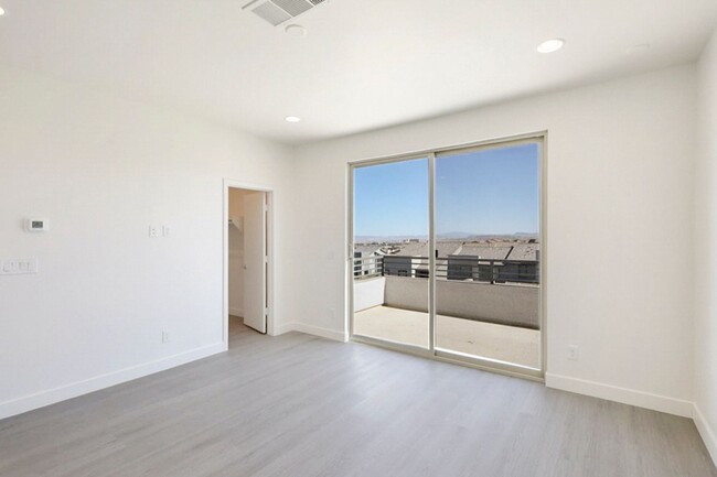 Building Photo - Summerlin Beauty With Bed and Bath On 1st Floor