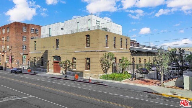 Building Photo - 940 E 2nd St