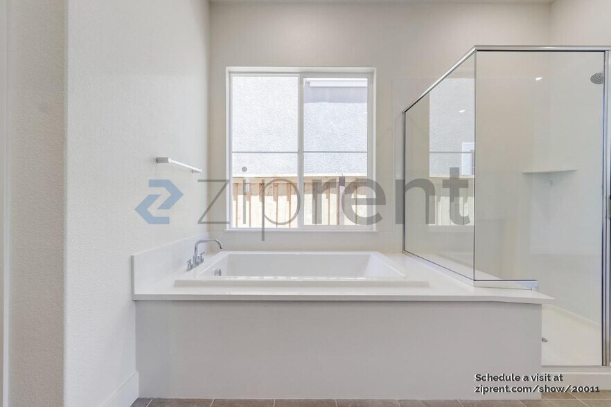 Building Photo - Unit