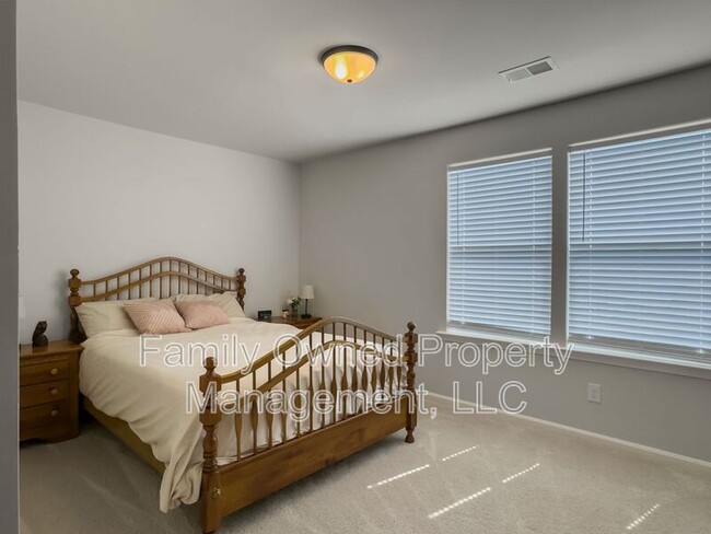 Building Photo - 709 McRoy St