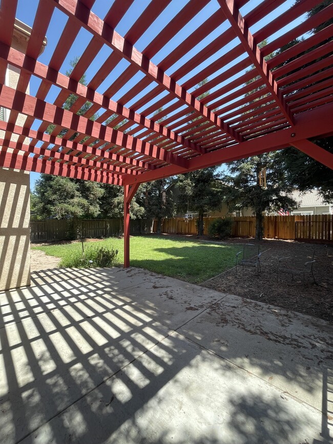 Building Photo - 2402 Deborah Dr