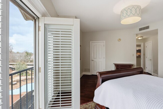 Building Photo - 5400 Park Ave