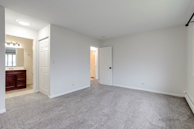 Building Photo - 2200 Bayside Dr