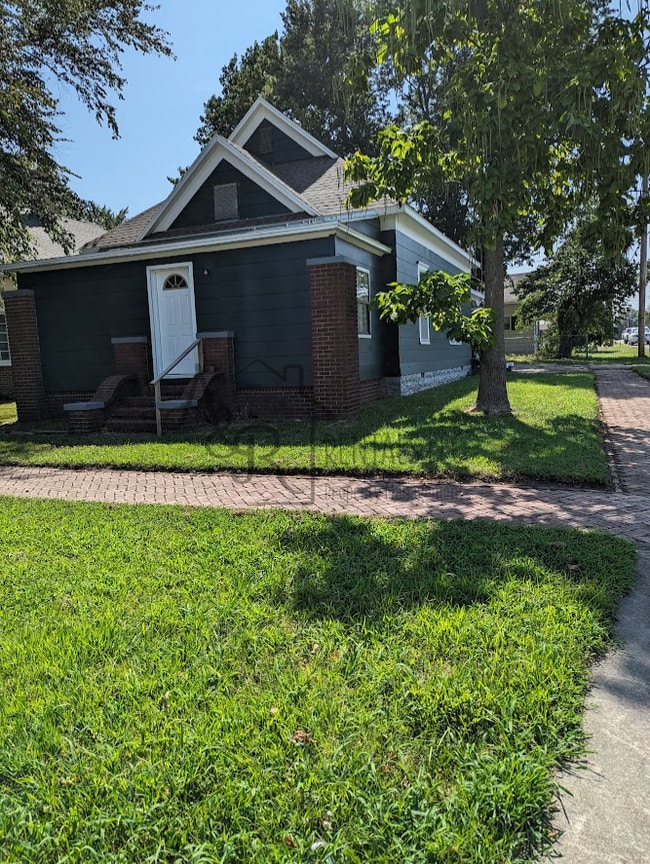 Building Photo - 711 N Elm St