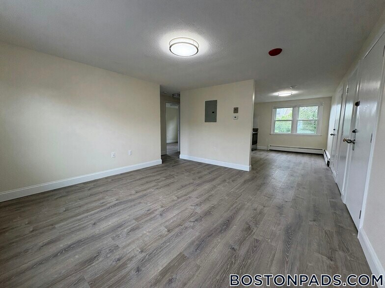 Building Photo - 9 River Dr