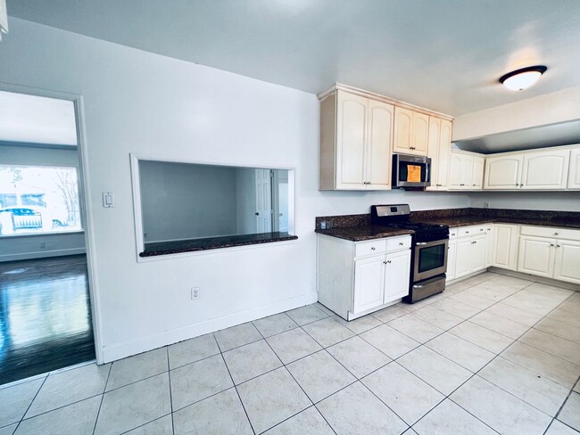 Building Photo - 4 BED HOUSE with Garage, Yard, Pets Consid...