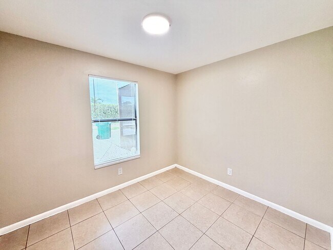 Building Photo - 2281 Sunshine Blvd