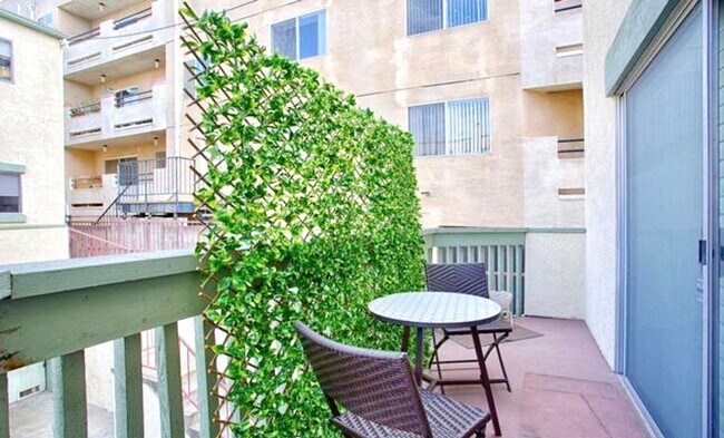 Building Photo - Amazing West LA Location - 2 bd / 2.5 ba T...