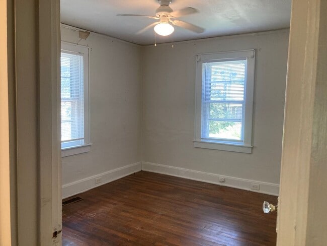 Building Photo - PRE-LEASING FOR AUGUST 2026! Walkable to C...
