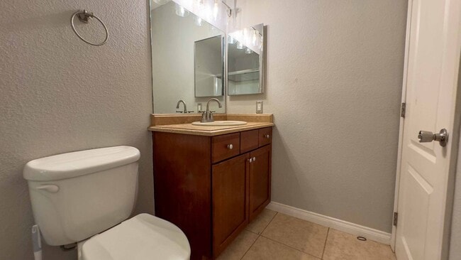 Building Photo - Enjoy Half Off Your First Month's Rent! 3-bedroom, 2.5-bath Split-Level Condo