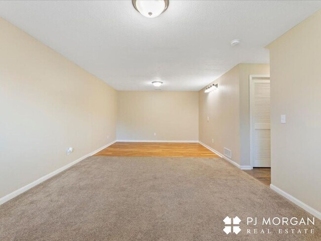 Building Photo - 3 Bedroom , 2 Bathroom House - Available I...