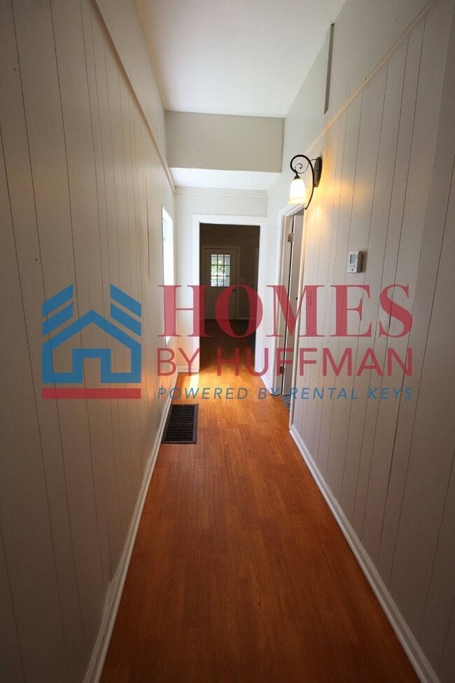 Building Photo - Three Bedroom House