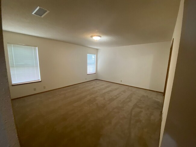 Building Photo - Affordable Northeast Hanford 3 bedroom 2 b...