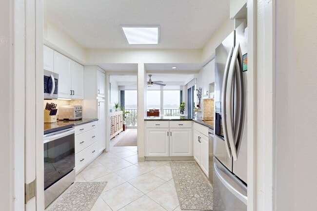 Building Photo - 124 Lakeshore Dr