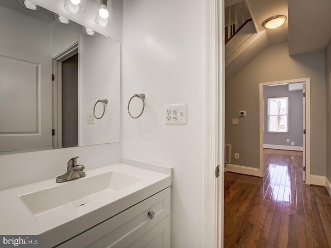 Building Photo - 424 Elm St NW
