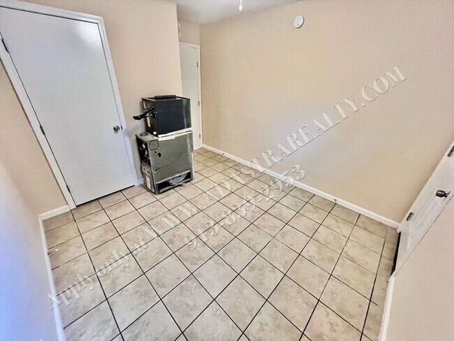 Building Photo - Like New 2 Bed 1 Bath Duplex in Grandview-Available NOW!!