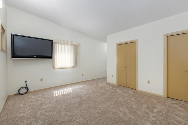 Building Photo - Stunning Townhome Style in NE Portland Lloyd Center District