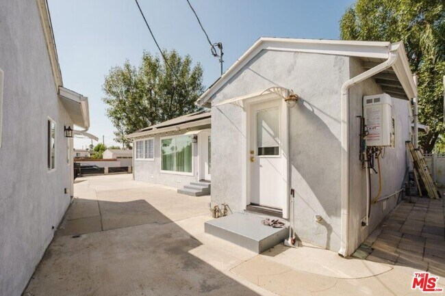 Building Photo - 9620 Woodale Ave