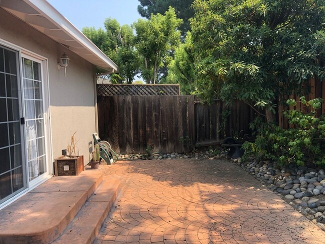 Building Photo - Sunnyvale Home in Cupertino School Area!