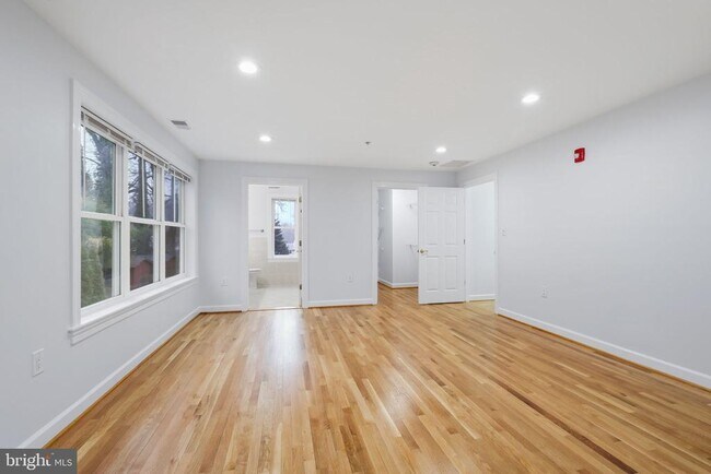 Building Photo - 711 Lamberton Dr