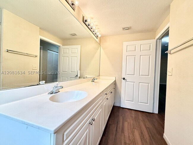 Building Photo - 3023 Alcazar Pl