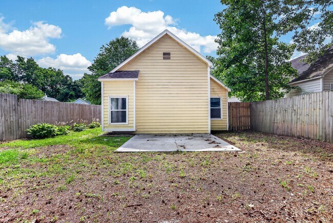 Building Photo - Charming 2Bed Near Piney Green & Camp Lejeune
