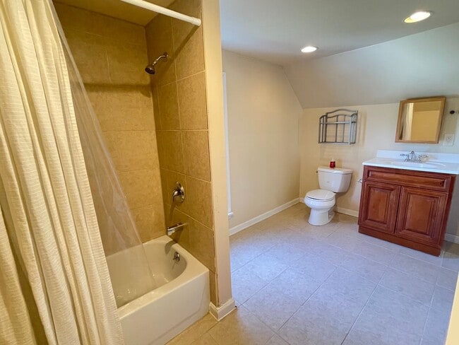 Building Photo - Updated 3bed / 3bath farmhouse.  Nice Loca...