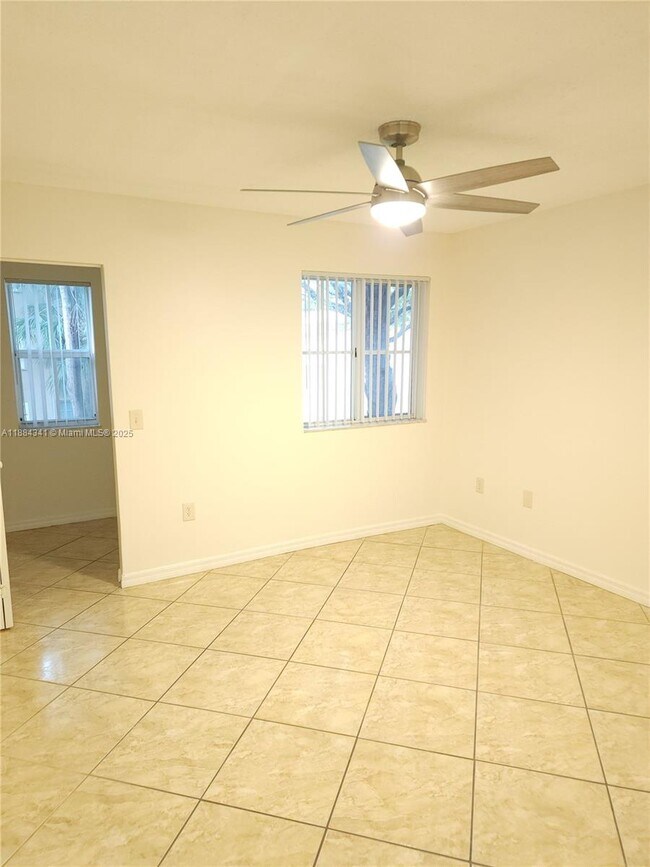 Building Photo - 2433 Centergate Dr