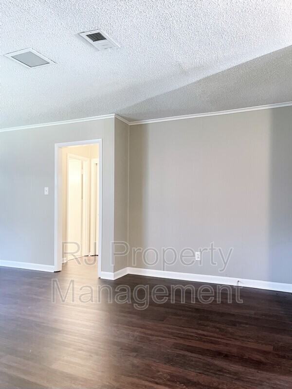 Building Photo - 3641 Bishops Bridge Rd